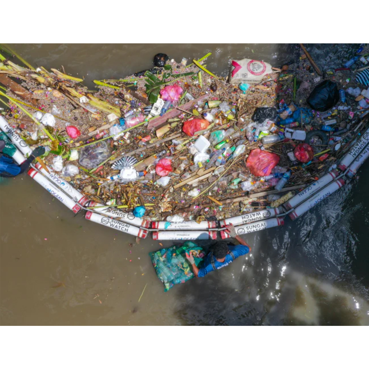 Esta silla de Sungai Design nace de 2000 bolsas rescatadas de los rios de Indonesia por Sungai Watch